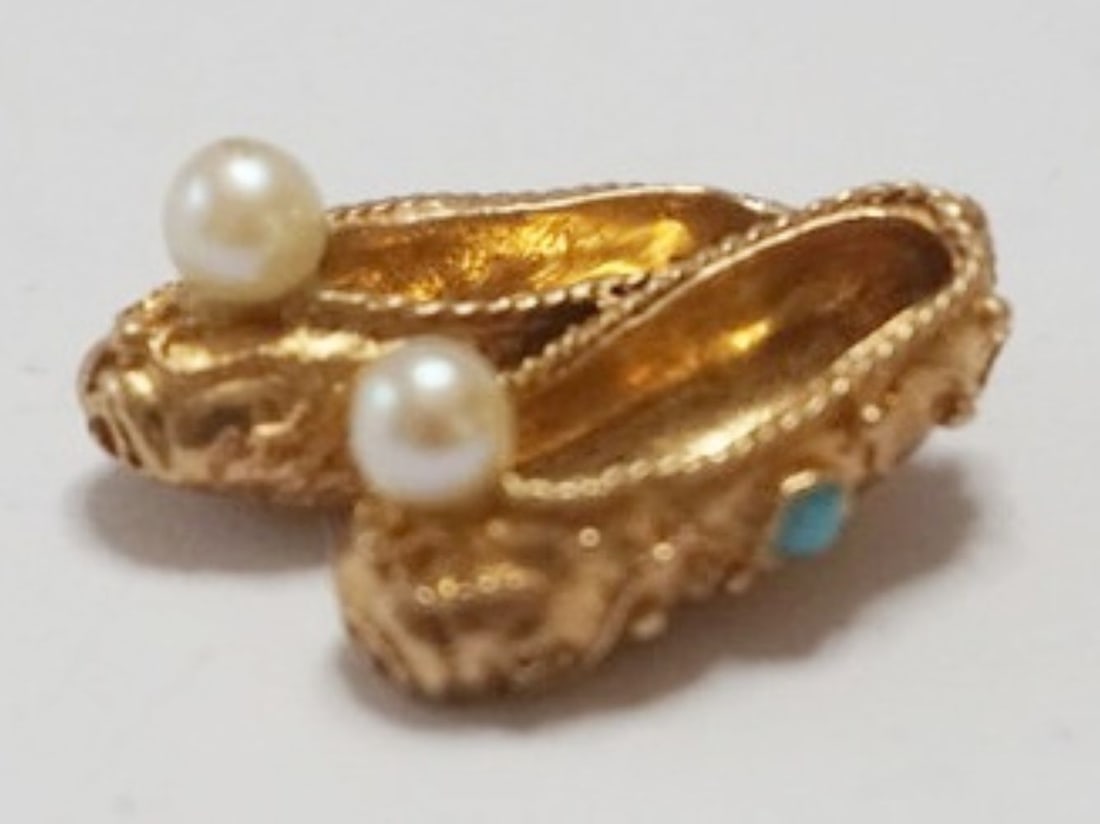 14K BALLET SLIPPER CHARM: 14K BALLET SLIPPER CHARM WITH PEARLS AND TOURQUOISE STONES, 2.9 DWT INCLUDING STONES