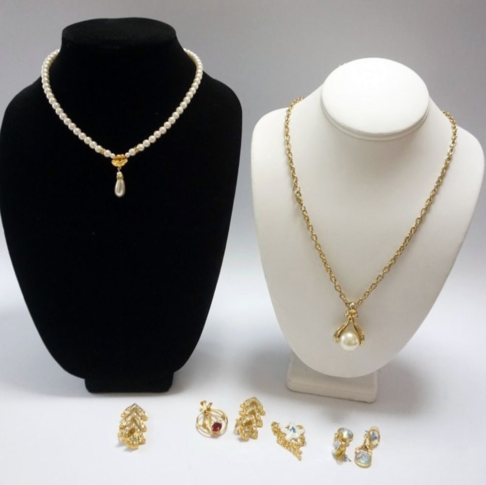 ASSORTED WOMENS JEWELRY (1 of 4)