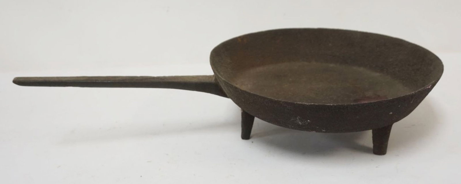 CAST IRON FIREPLACE SKILLET (1 of 3)