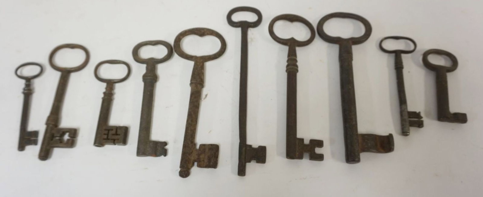 GROUP OF LARGE ANTIQUE DOOR KEYS (1 of 3)
