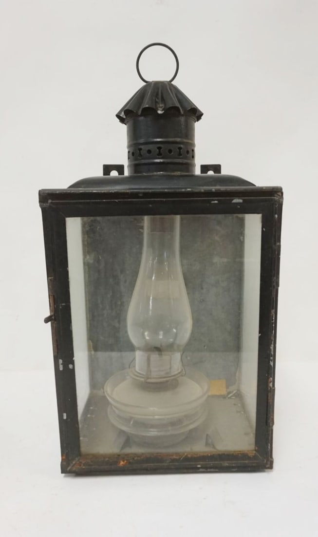 ANTIQUE KEROSENE LAMP (1 of 3)