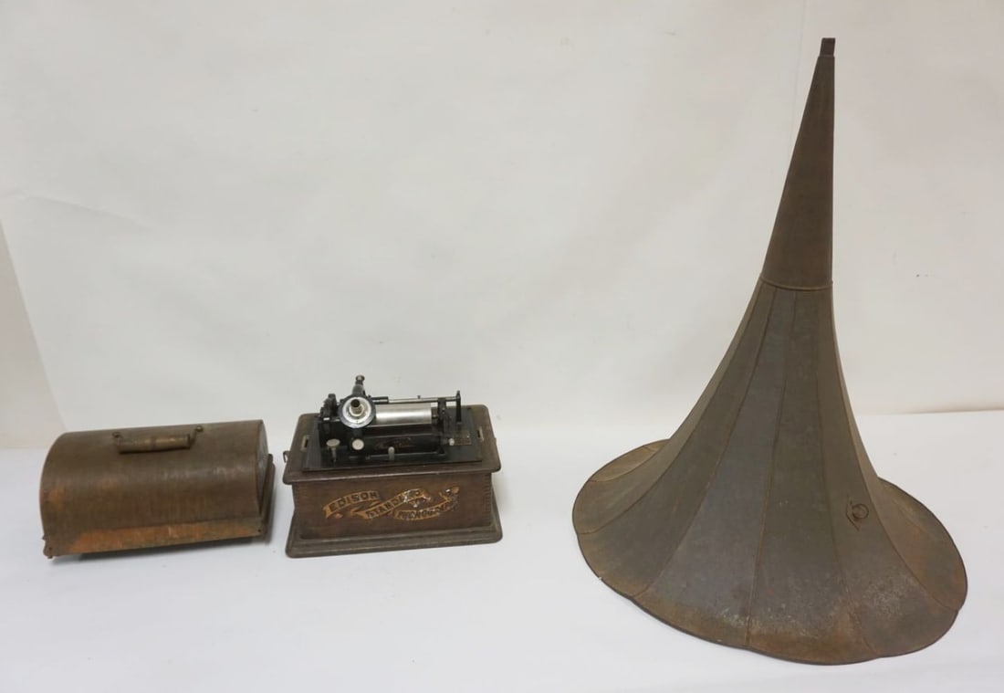 EDISON CYLINDER VICTROLLA: EDISON CYLINDER VICTROLLA, ONE PIECE OF MOLDING MISSING OFF THE CASE, APPROXIMATELY 13 IN X 9 IN X 11 IN