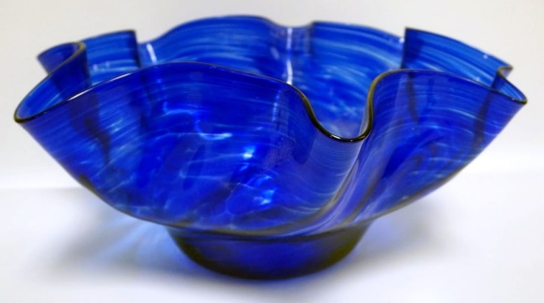 BURCHETTA HOT GLASS COBALT SWIRL BOWL: BURCHETTA HOT GLASS COBALT SWIRL RUFFLED EDGE CENTER BOWL, APPROXIMATELY 16 IN X 7 IN H