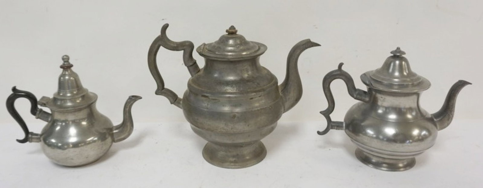 PEWTER TEA POTS: GROUP OF UNMAARKED PEWTER TEA POTS, LARGEST APPROXIMATELY 9 IN H