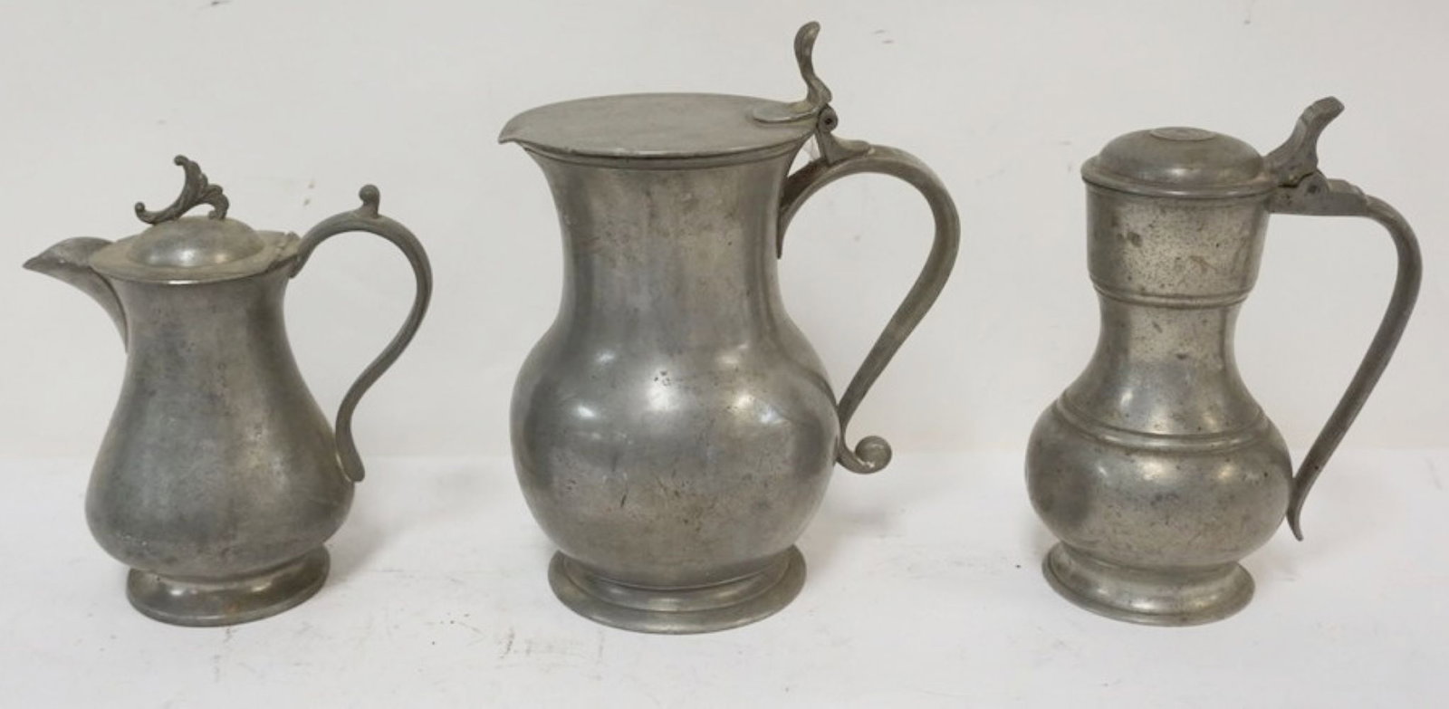 PEWTER FLAGONS: GROUP OF PEWTER FLAGONS,TALLEST APPROXIMATELY 8 IN H