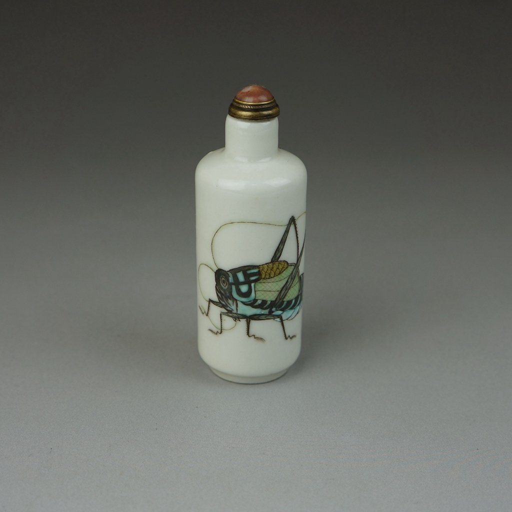 Antique Chinese Porcelain Famille Rose Snuff Bottle: Antique Chinese porcelain famille rose snuff bottle. Very good condition, no frits, chips, cracks, hairlines or restorations. Containing cover height 3 inch (75mm).