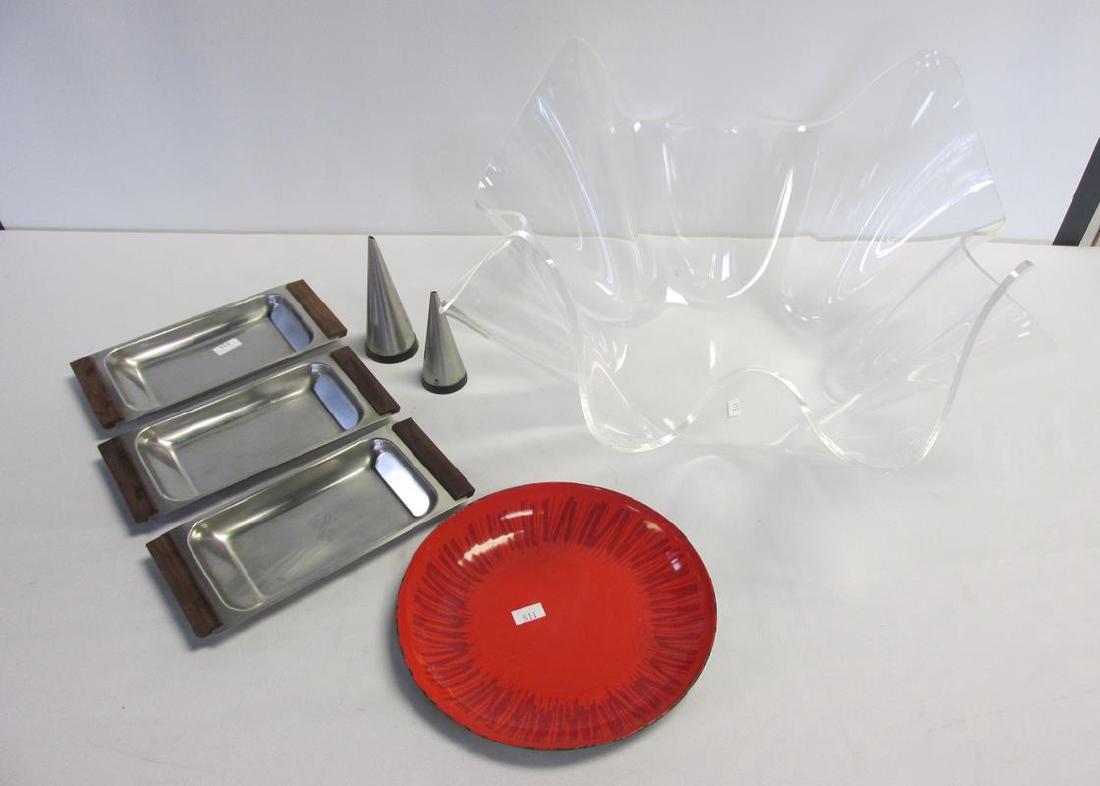 GROUPING OF TABLEWARE: PIERRE FORSSELL S&P, ENAMEL PLATE, DANISH TRAYS, LUCITE BOWL