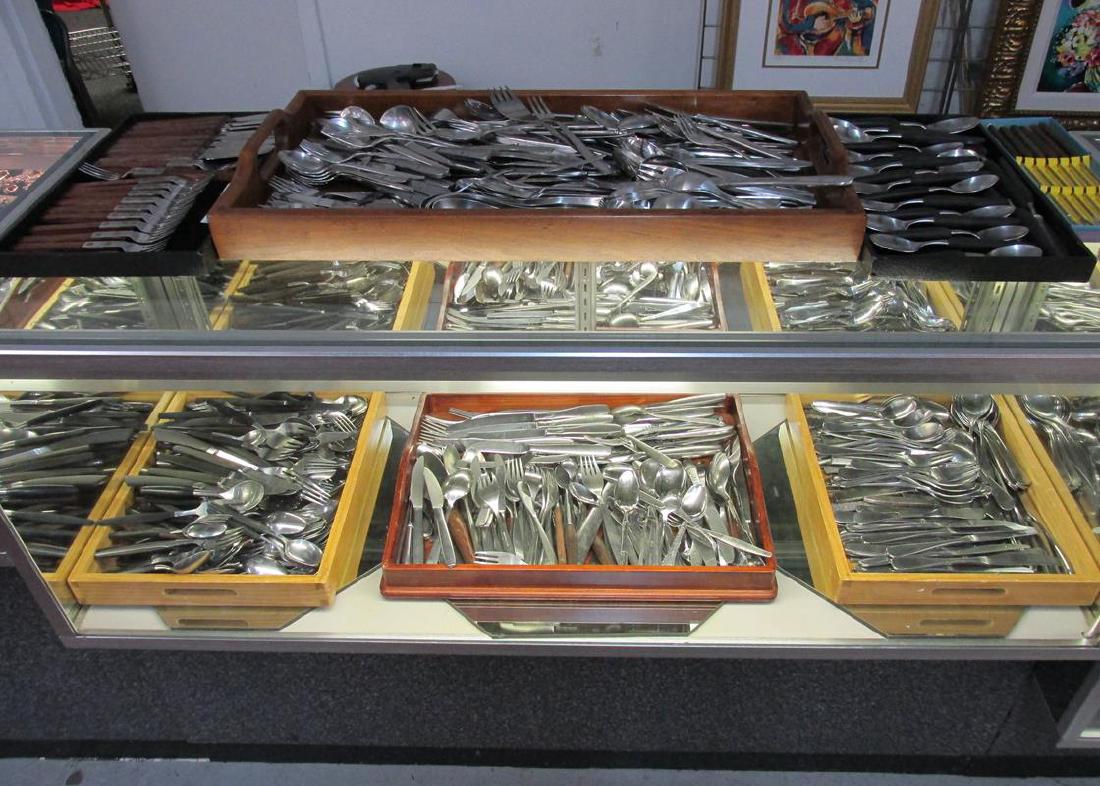 600+ PC. VINTAGE MODERN STAINLESS FLATWARE: A VERY GENEROUS GROUPING INCLUDING NORITAKE, VINERS, EKCO, HULL, ETC. U.S. & INTERNATIONAL