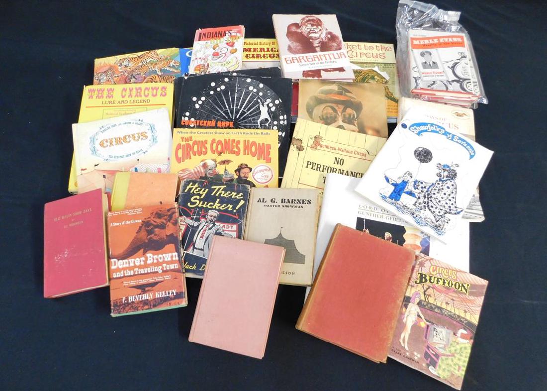 DISCOVERY LOT OF CIRCUS TOPIC BOOKS (1 of 1)