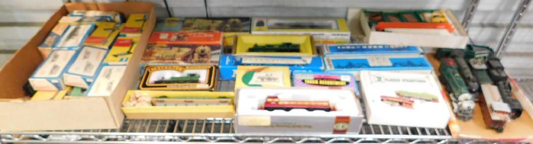 LOT OF HO SCALE TRAINS, ENGINES AND CARS: SEE TITLE