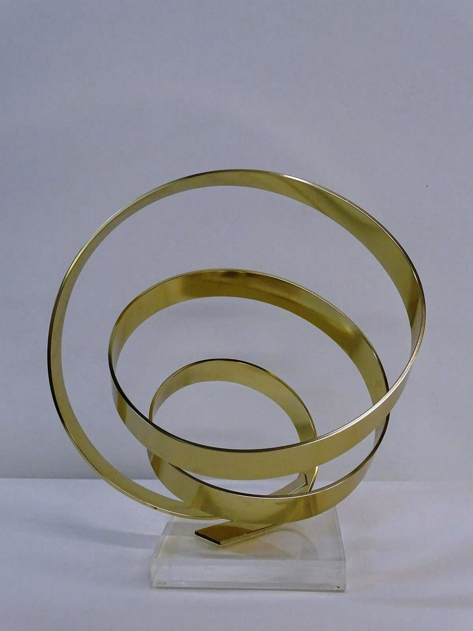 DAN MURPHY RIBBON ABSTRACT SCULPTURE: SIGNED, 1979, ON LUCITE BASE. 14"