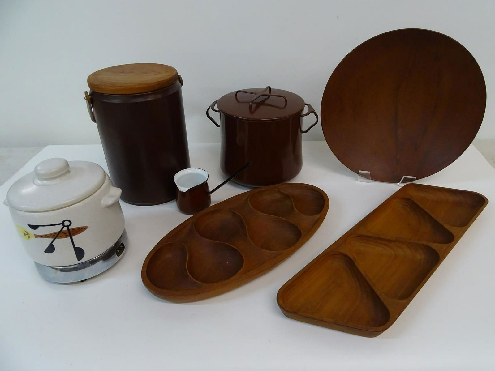 GROUPING OF MID-CENTURY SERVING ITEMS: INCLUDES GEORGES BRIARD ICE BUCKET, TEAK SERVING, WEST BEND BOWL AND WARMER, DANSK ENAMEL