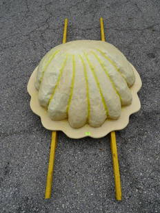 CLAM SHELL SPEC PROP: WALK-A-ROUND CLAM SHELL WITH HINGED LID FOR PRESENTATION