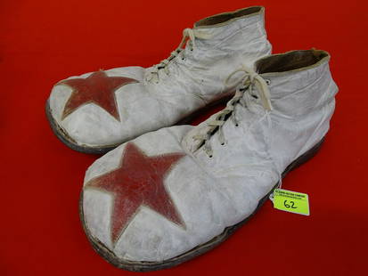 HARRY DANN (1922-1970) CLOWN SHOES: FAMOUS RINGLING CLOWN SHOES. WHITE LEATHER WITH STITCHED RED STAR