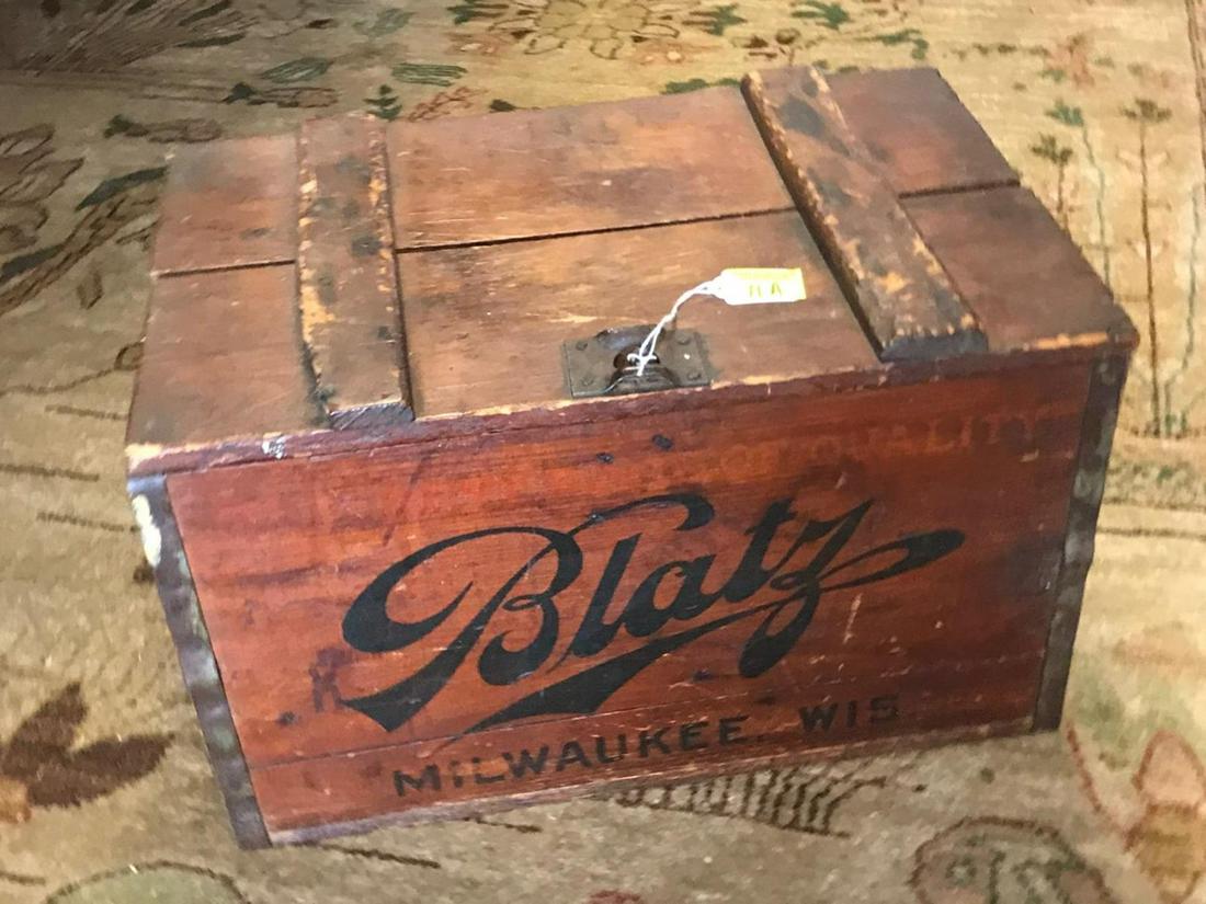 BLATZ BEER WOODEN CRATE: NICE ORIGINAL ADVERTISING CARTON. 18"X12"X11"