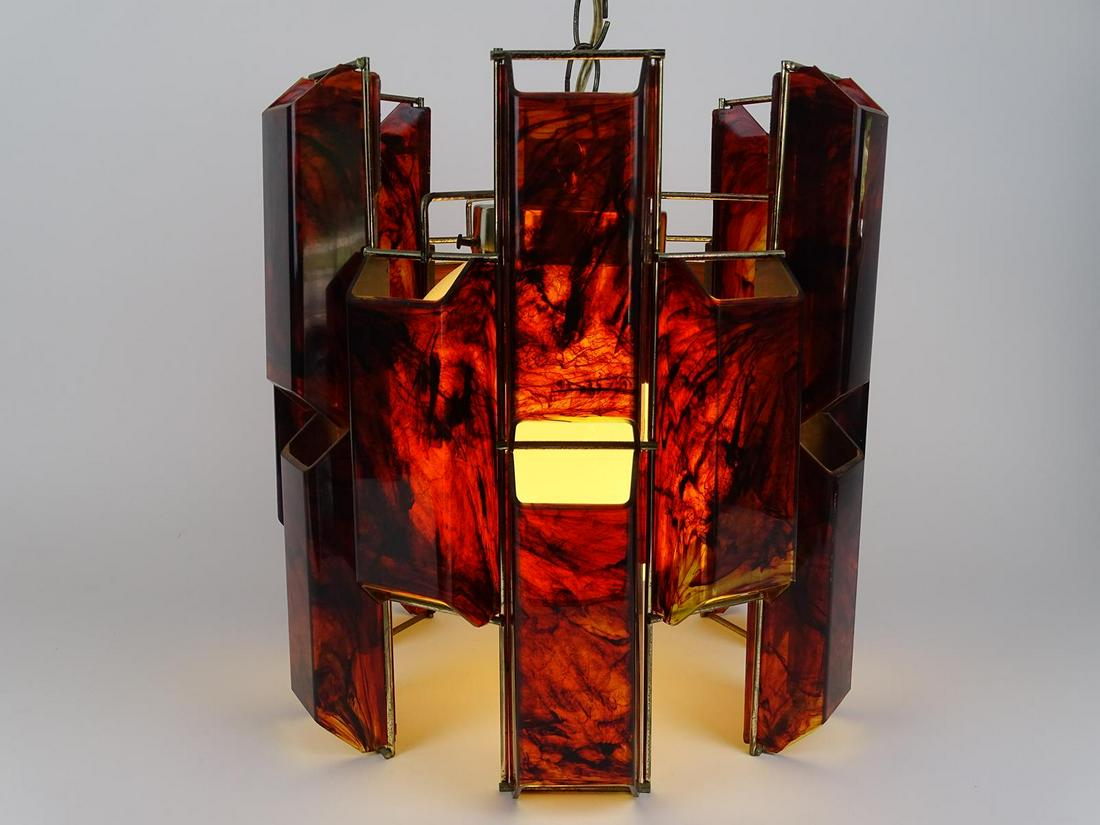 MID-CENTURY MODERN PENDANT SWAG LAMP: TORTOISE SHELL, LUCITE AND BRASS FEATURES. 14" HEIGHT.