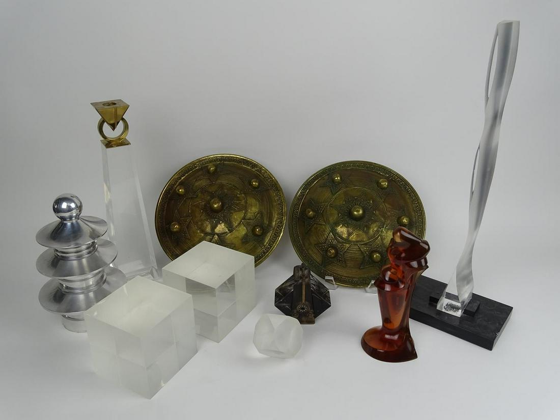 GROUPING OF DECORATIVE FRAGMENTS: WITH ELEMENTS OF ACRYLIC, BRASS, GLASS.