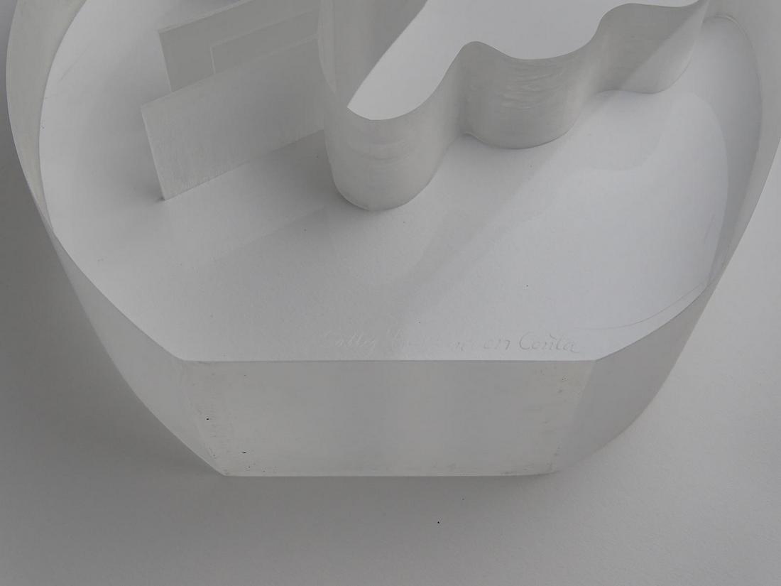 SALLY HAYDEN VON CONTA ACRYLIC SCULPTURE: 6.5"H