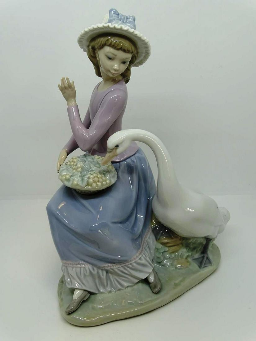 LLADRO PORCELAIN GOOSE TRYING TO EAT #5034: 9.75"
