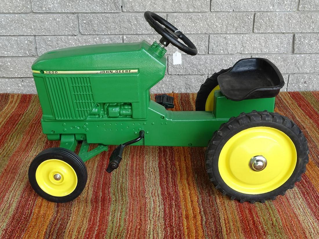 VINTAGE ERTL JOHN DEERE PEDAL TRACTOR: OVERALL GOOD CONDITION