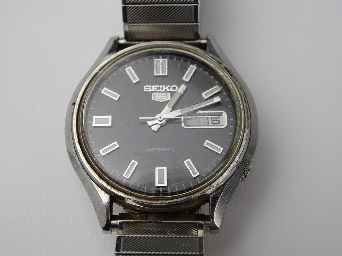 SEIKO 5 MEN'S WRISTWATCH #6309-829L: SCRATCHES TO CRYSTAL, RUNNING.