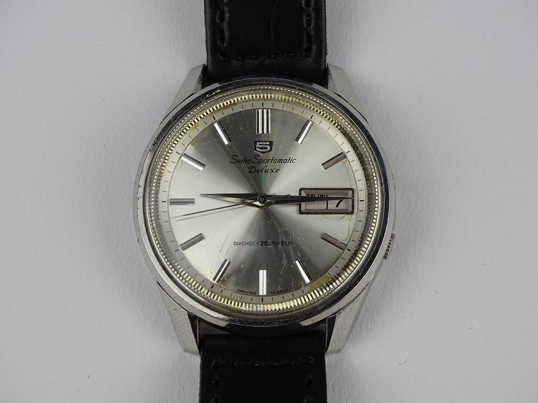 1960'S SEIKO SPORTSMATIC DELUXE WATCH: #7619-7010. AUTOMATIC, DIASHOCK, 25 JEWEL, DAY/DATE, LEATHER STRAP.
