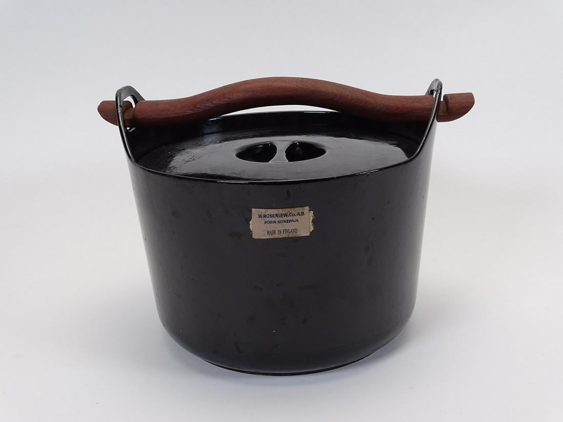 TIMO SARPANEVA FOR ROSENLEW CASSEROLE DISH: BLACK ENAMELED CAST IRON, FINLAND.