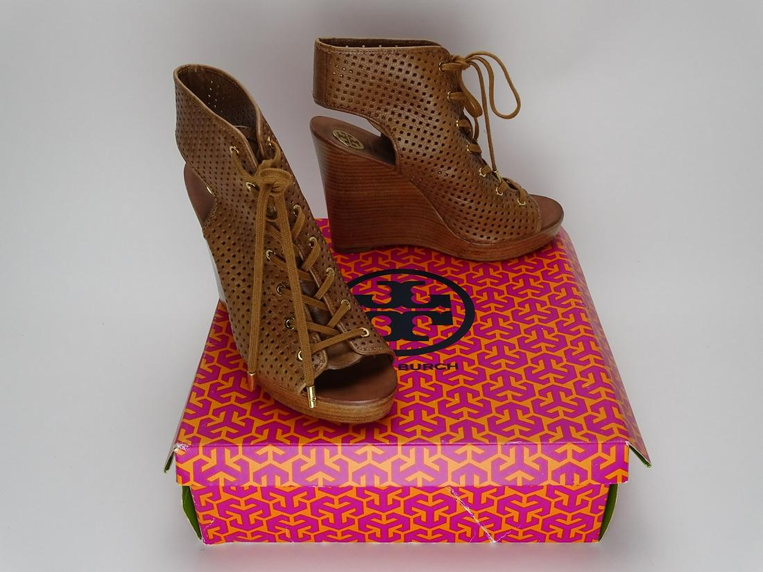 TORY BURCH "MARCI-AFRIKAN" WEDGE SHOES: STYLE #21108653, ROYAL TAN LEATHER, WITH BOX. SIZE 8.5. LIGHTLY USED