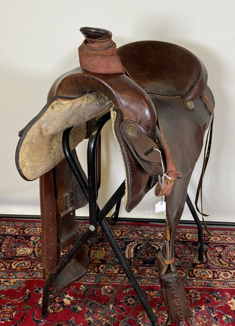 DAKOTA SADDLERY RIDING SADDLE: MARKED WITH HEAVY STITCHING. GOOD CONDITION. 16"