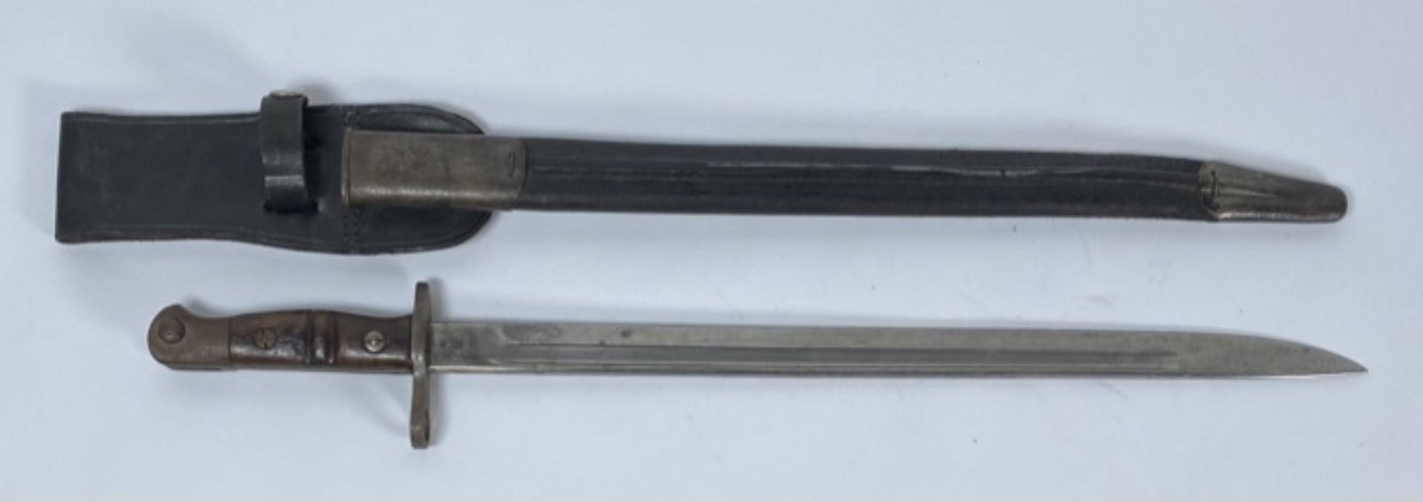 REMINGTON 1913 BAYONET - BRITISH ENFIELD: BAYONET MARKED 1913 12 16 - REMINGTON. LEATHER SCABBARD AND FROG WITH METAL FITTINGS.