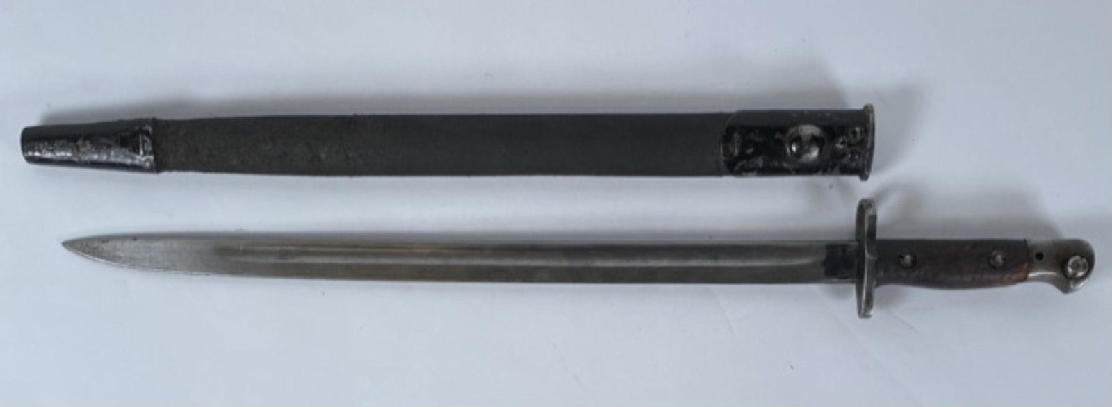 WILKINSON 1907 BAYONET - BRITISH ENFIELD: BAYONET MARKED 3 16 - WILKINSON. LEATHER SCABBARD WITH METAL FITTINGS.