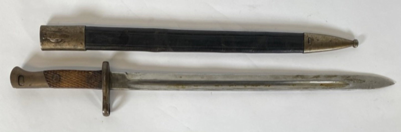 WWI ERA GERMAN BAYONET: ARTILLERIA MARKING. LEATHER SCABBARD WITH METAL FITTINGS.