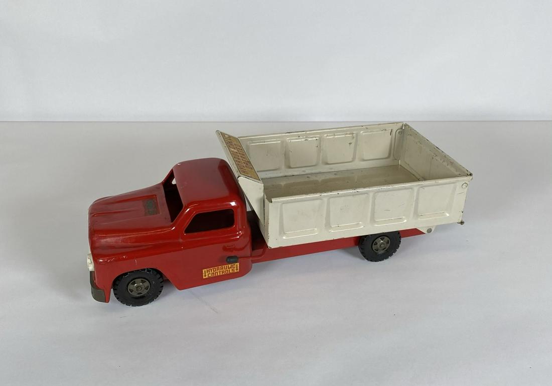 LARGE STRUCTO TOYS HYDRAULIC LIFT DUMP TRUCK: 20"X8"X6"