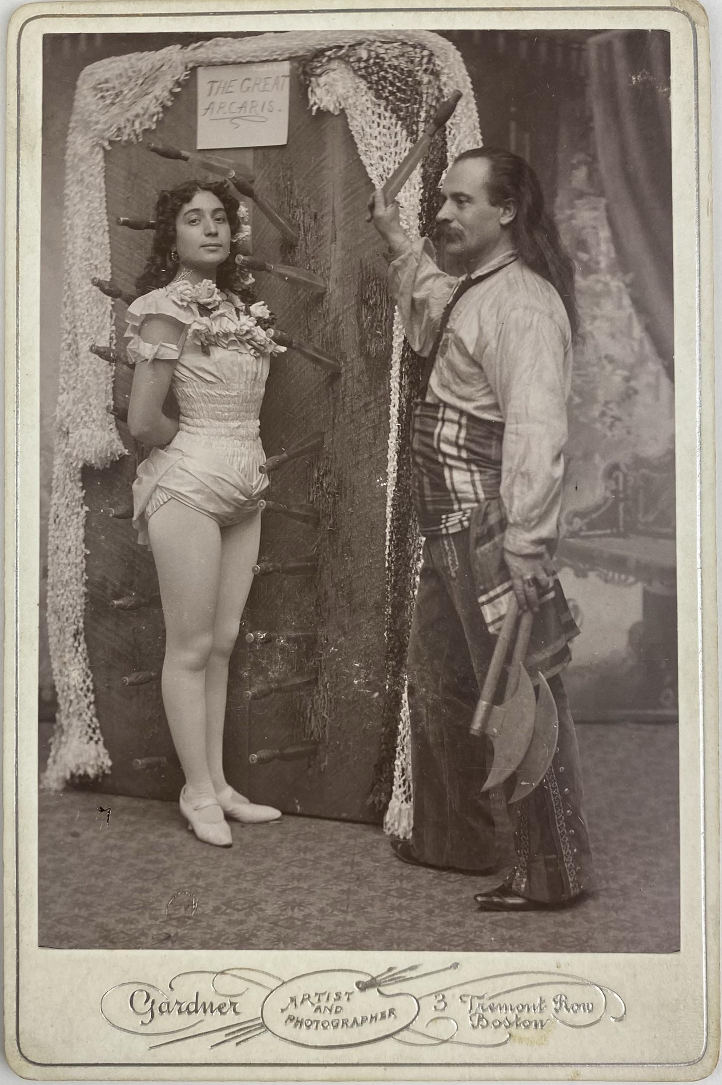 THE GREAT ARCARIS KNIFE THROWER CABINET CARD (1 of 1)