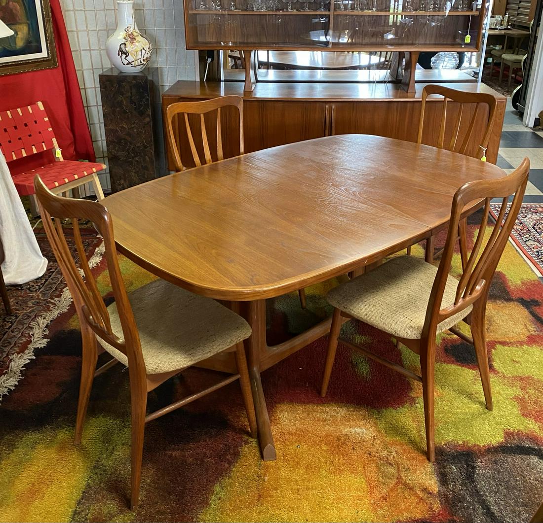 DANISH TEAK DINETTE - GUDME - MOLLER HORNSLET: TABLE IS GUDME MOBELFABRIK (MINOR WEAR). 4 CHAIRS ARE "INGRID" NIELS MOLLER. 41.5"X62.5"X28.5"H. ALSO HAS A PAIR OF 19" LEAVES.