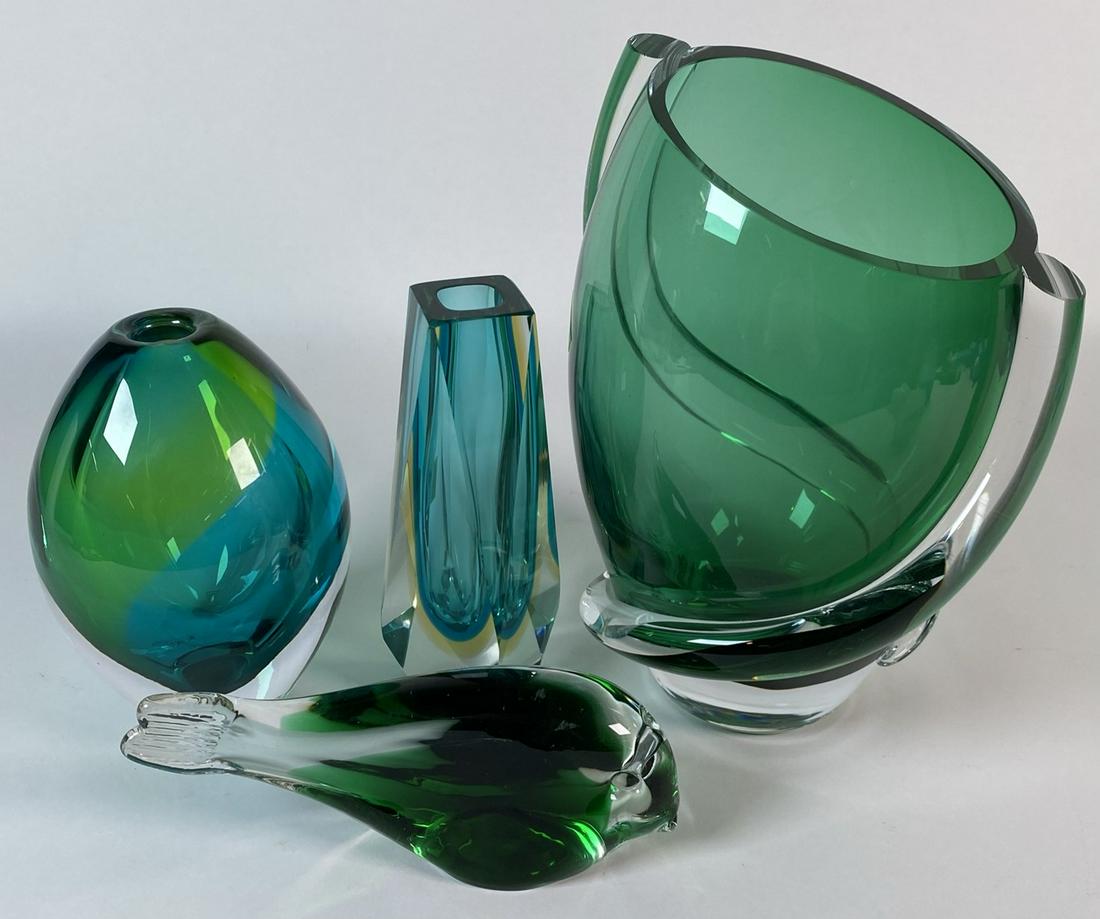 GROUPING OF ART GLASS ITEMS: INCLUDING ONE ORREFORS. SMALLEST IS 2.5", LARGEST IS 10"