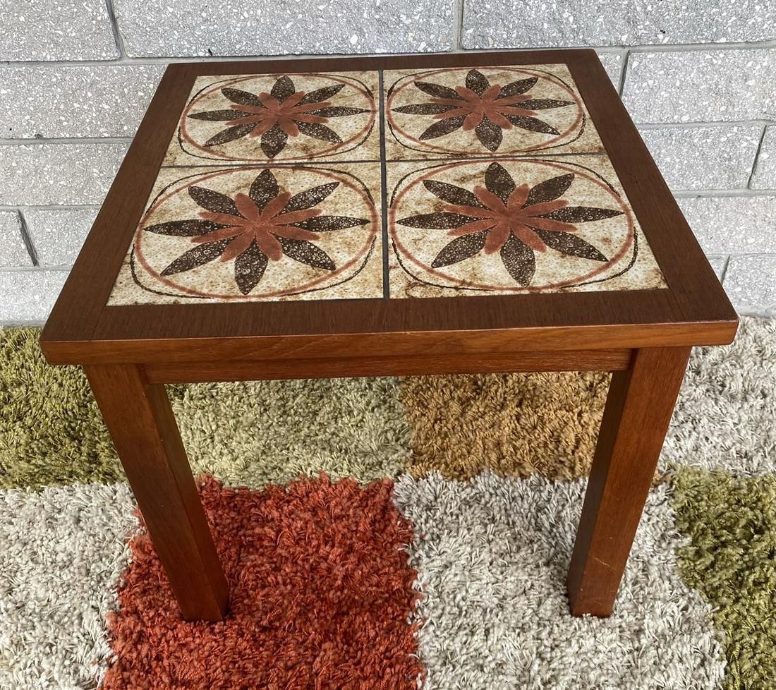 TILE TOP OCCASIONAL TABLE: 19"TOP, 14.75"H