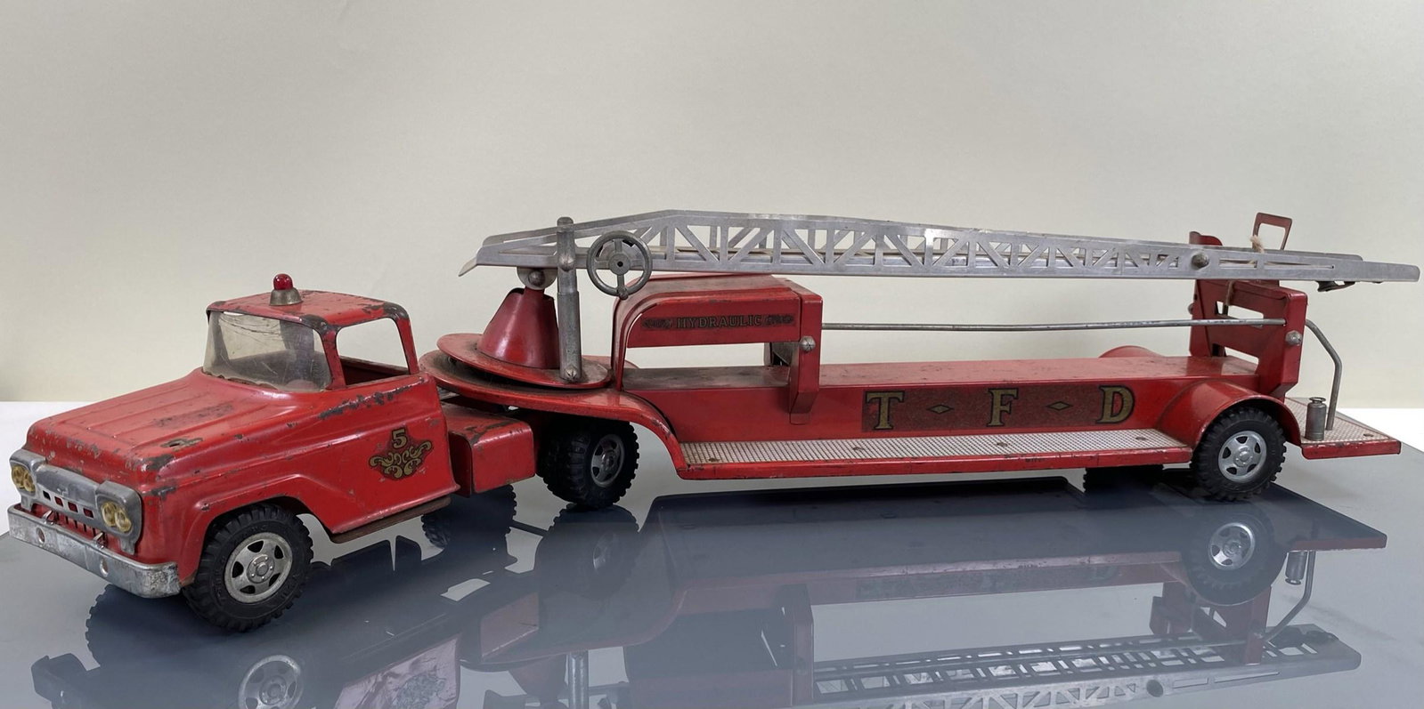 TONKA NO.5 FIRE DEPARTMENT LADDER TRUCK: PRESSED STEEL. ORIGINAL PLAYED WITH CONDITION. 33"