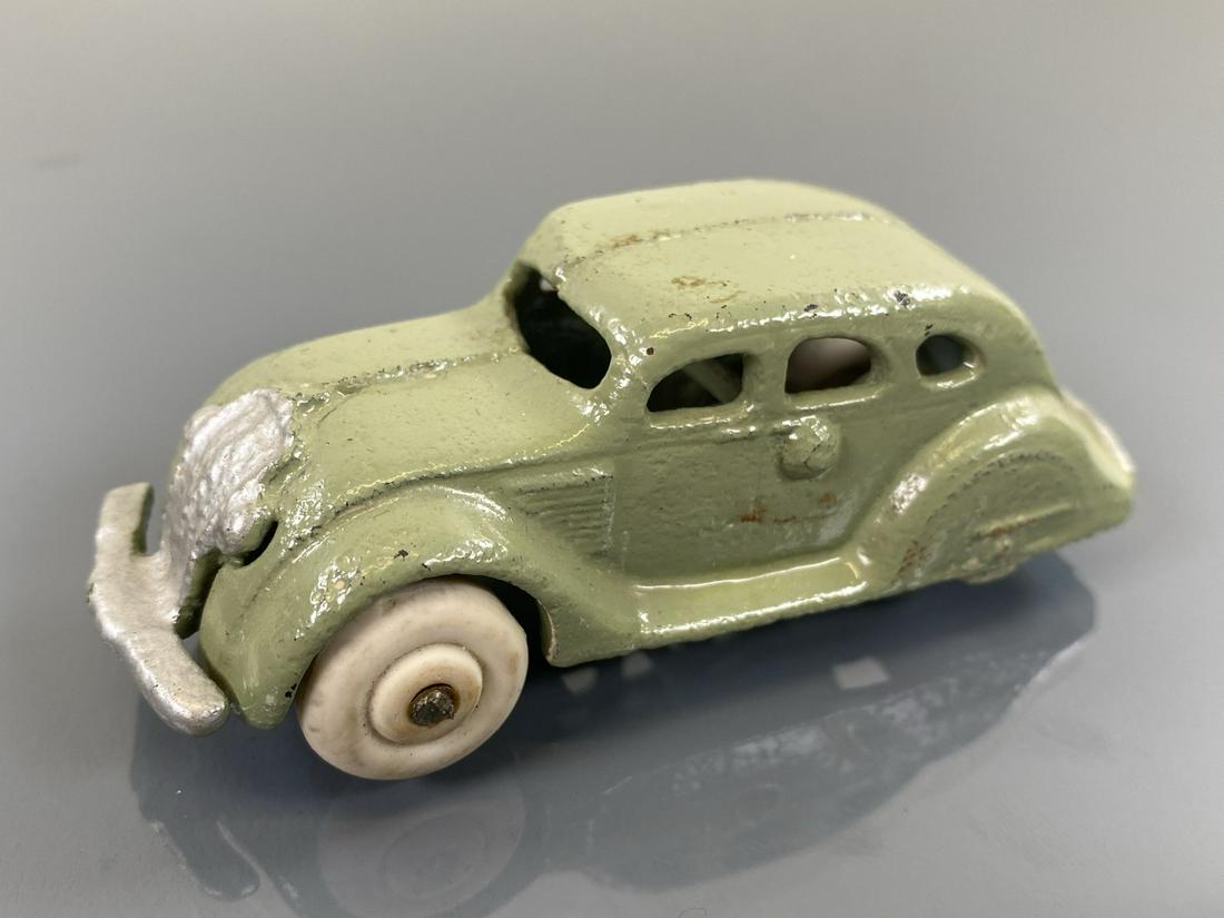 ARCADE AIRFLOW SEDAN: CAST IRON IN GREEN. RE-PAINT. 4"