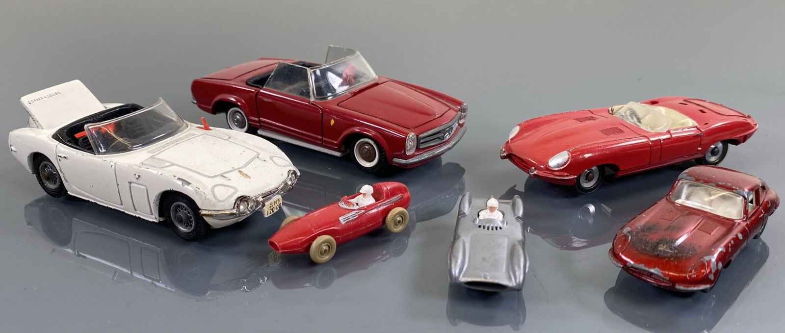 GROUPING OF VINTAGE TOY CARS: CORGI JAMES BOND TOYOTA, TEKNO-DENMARK MERCEDES, DINKY JAG, LESNEY JAG, VANWALL SMALLS. ALL WITH WEAR.