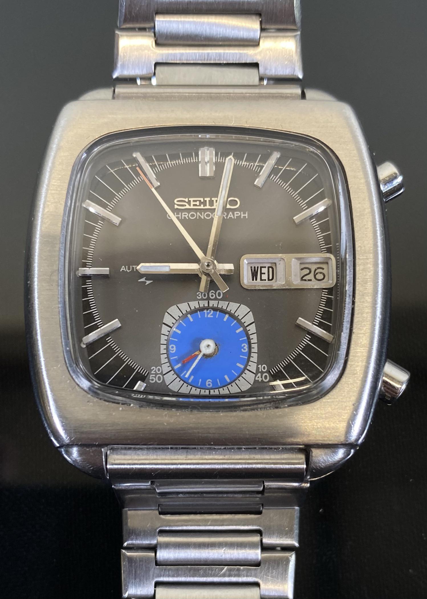 SEIKO MONACO CHONOGRAPH WATCH: 7016-5001. 5-HAND, GREY DIAL, BLUE SUB-DIAL. ORIGINAL BAND. C.1974. RUNNING.