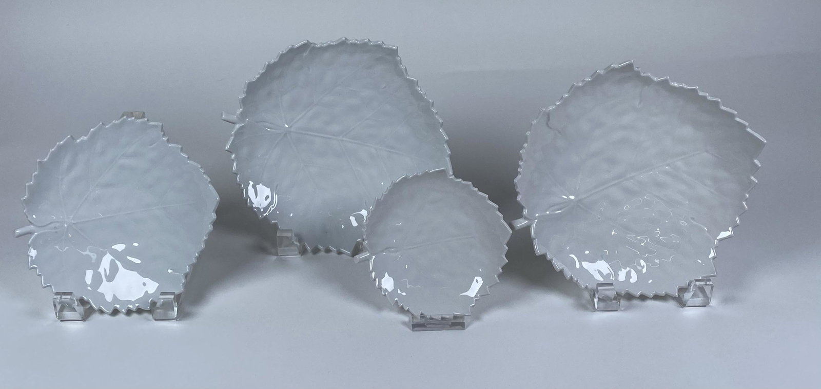 KPM PORCELAIN LEAF-FORM PLATES: 8'