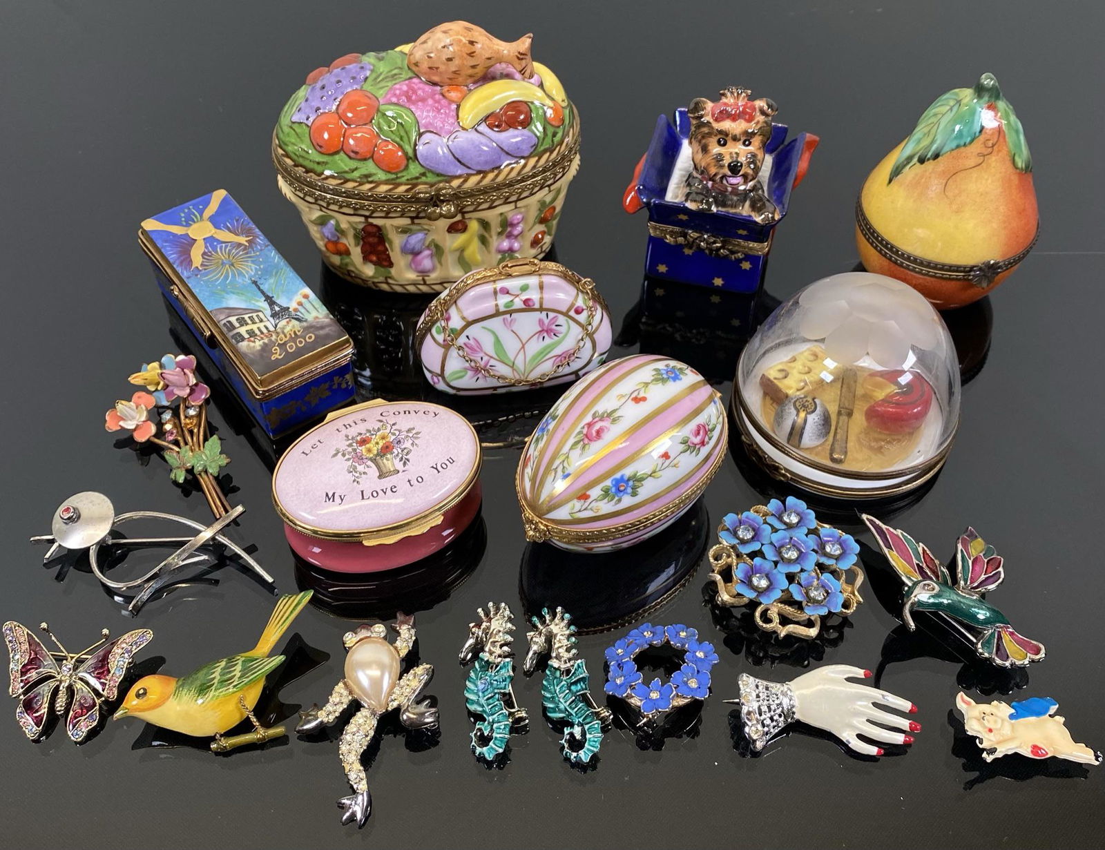 COLLECTION OF BROOCHES AND LIMOGE BOXES: SEE TITLE