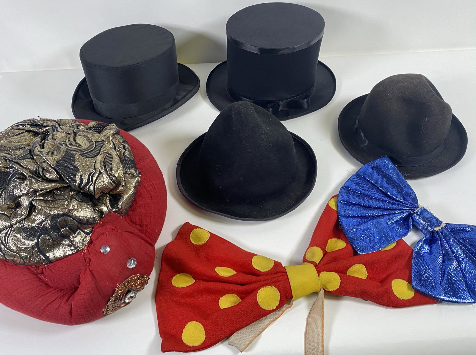GROUPING OF TOP HATS, CLOWN CAP AND NECK TIE: BALLANTINE FAMILY COLLECTION