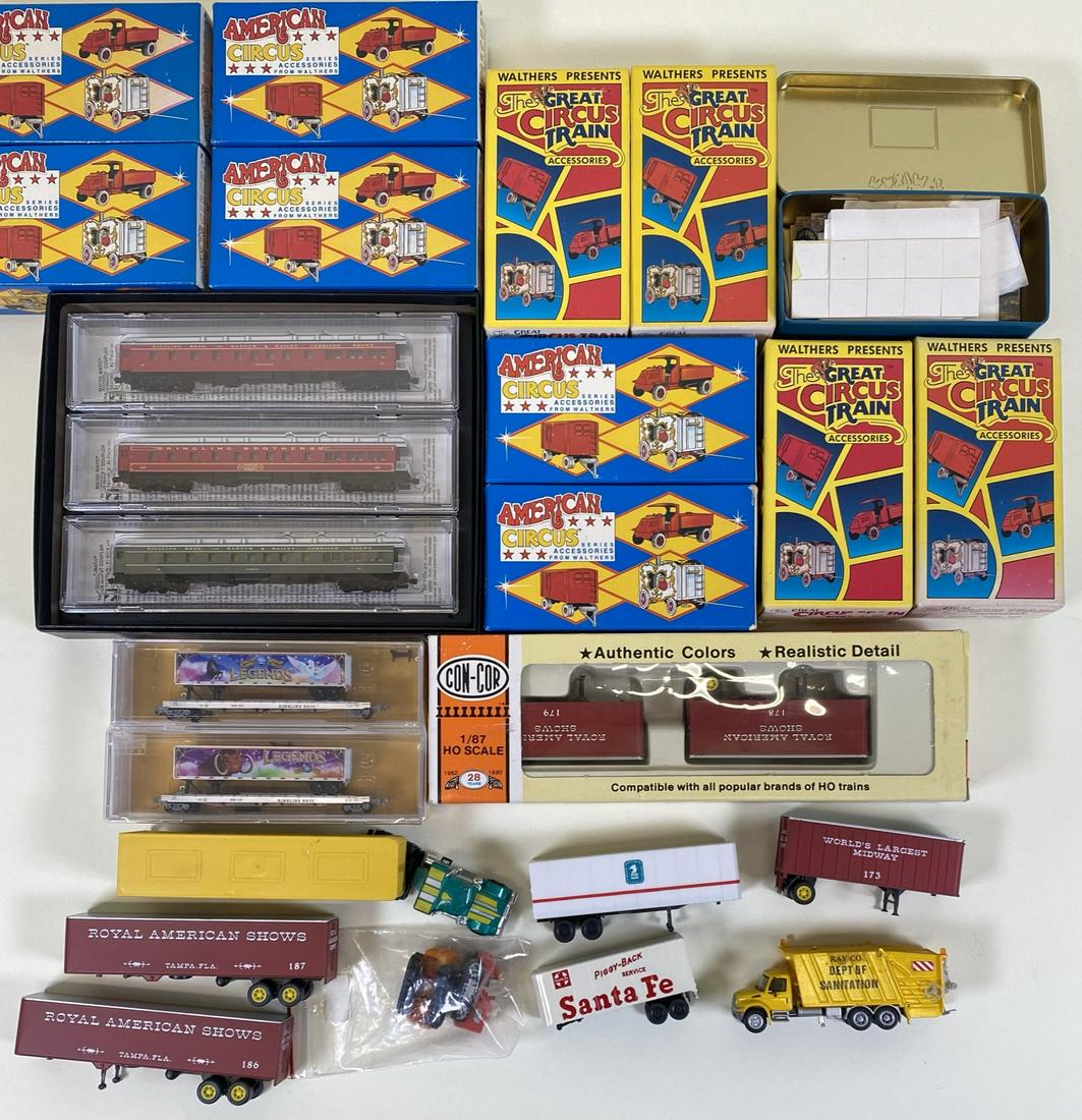 GROUPING OF CIRCUS TRAINS AND CIRCUS MODEL KITS: FATHER JERRY HOGAN COLLECTION