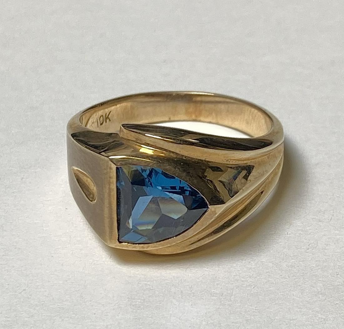 10K GOLD GENTLEMAN'S RING: 10K GOLD WITH BLUE STONE. SZ.10.5. 7 GRAMS