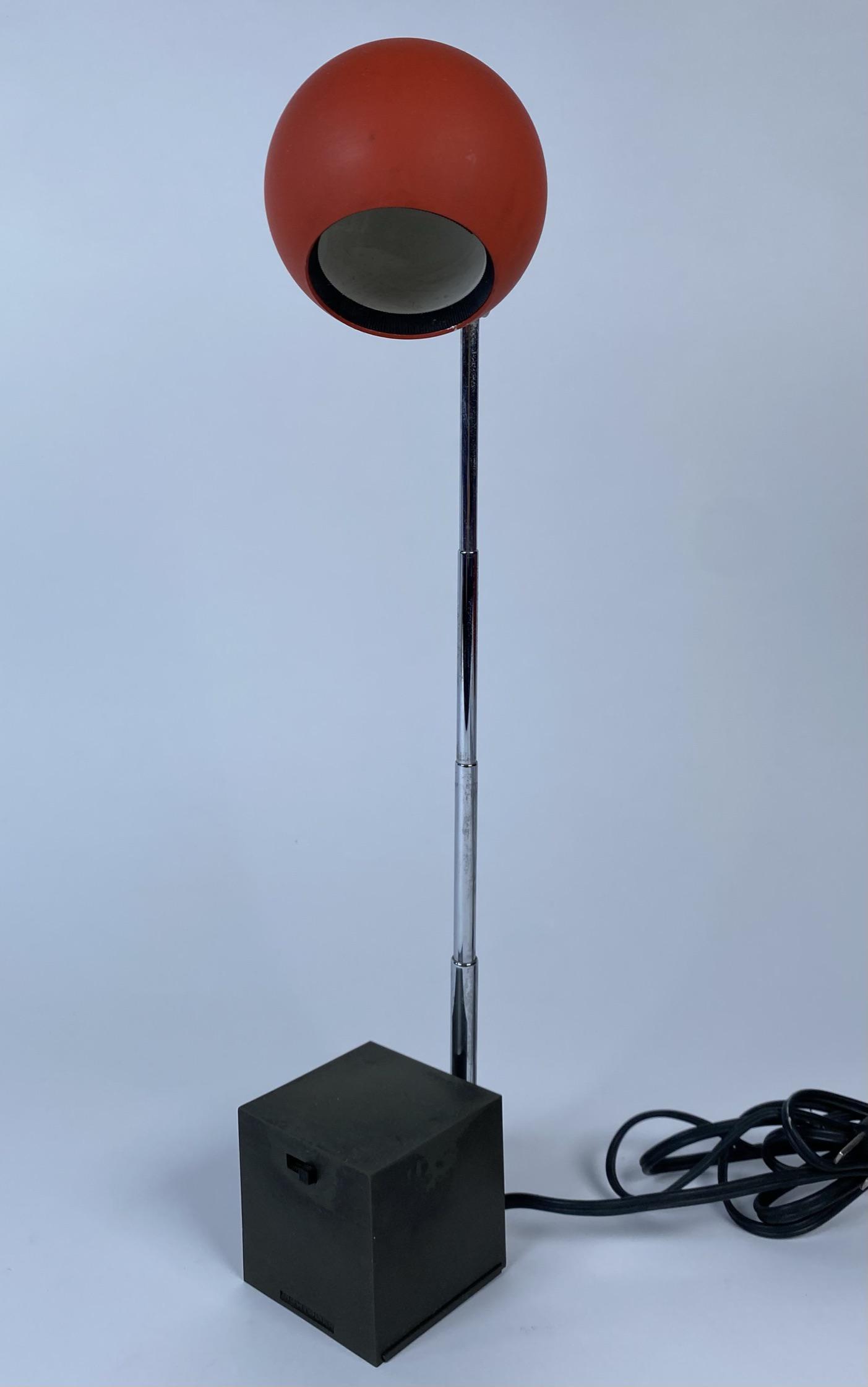MICHAEL LAX LYTEGEM LIGHTOLIER EYEBALL LAMP: TELESCOPING ON BASE WITH RED SWIVEL FIXTURE. ADJUSTS FROM 6.5-16". BASE WITH CONCEALED CRACK.
