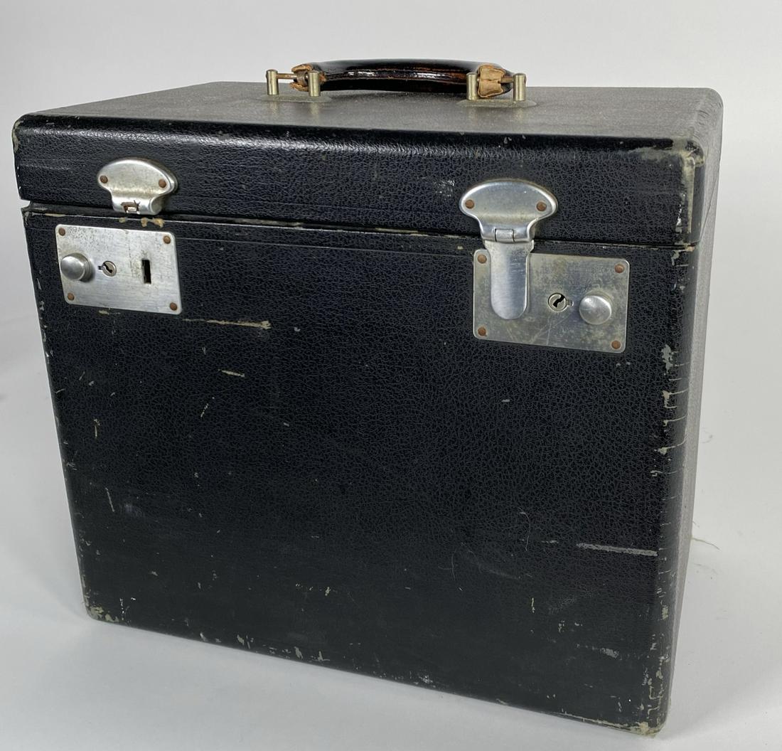 SINGER FEATHERWEIGHT SEWING MACHINE: C. 1948. WORKING. BOBBIN TRAY. SERIAL NUMBER AH828474.