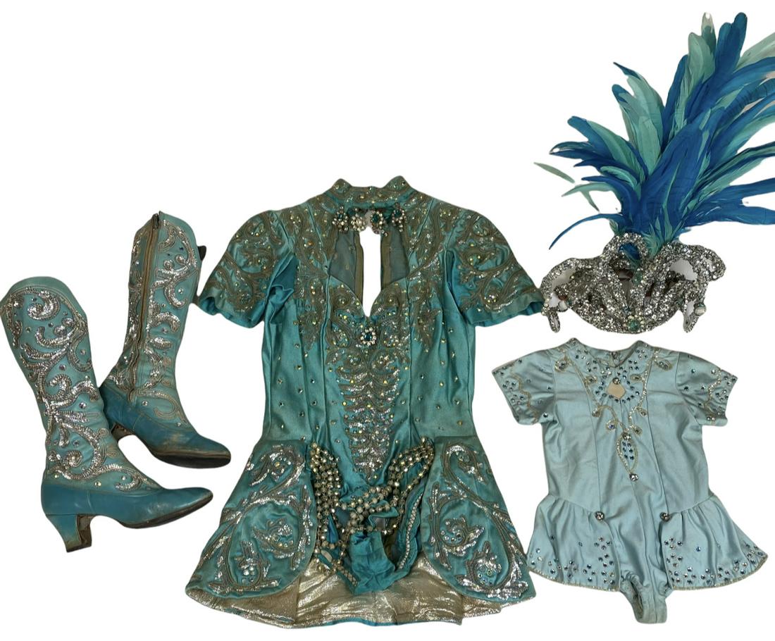 WOODCOCK FAMILY CIRCUS WARDROBE (1 of 2)