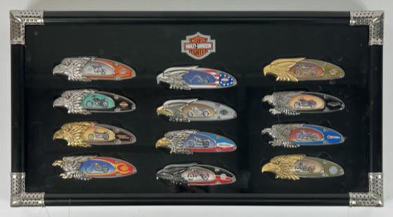 FRANKLIN MINT HARLEY DAVIDSON KNIVES: 16 FOLDING KNIVES BEARING HD INSIGNIA IN PRESENTATION CASE.
